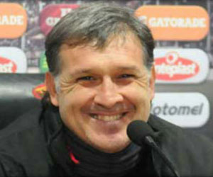 مصر اليوم - مارتينو يرحب بعودة ميسي ولا يستبعد مشاركته أساسيًا أمام خيتافي