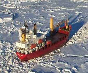   مصر اليوم - السفينة الروسية المحاصرة تشق طريقها عبر الجليد الكثيف