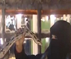   مصر اليوم - سعودية تلجأ لـ الثعابين لكسب لقمة العيش