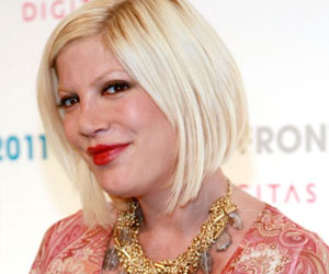   مصر اليوم - عائلة النجمة الأميركية توري سبيلينغ تتبنى كلبًا