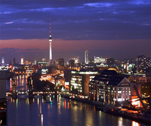   مصر اليوم - ألمانية تحتفل بعيد ميلادها الـ 104 في البحر الميت