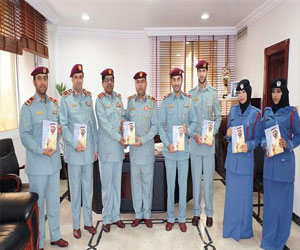   مصر اليوم - شرطة عجمان تهدي موظفيها كتاب ومضات من فكر