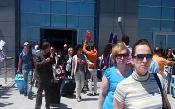   مصر اليوم - خبراء يؤكِّدون أن مقتل سائحَيْ سويسرا في الغردقة أسوأ دعاية للسياحة المصريِّة