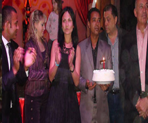   مصر اليوم - محافظ البحر الأحمر يشارك سائحة روسية الاحتفال بعيد ميلادها