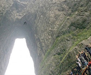   مصر اليوم - مغامر يقفز من هليكوبتر ويمر من شق جبلي ضيق بدون باراشوت