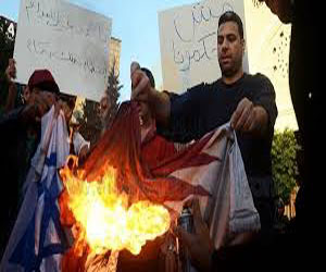   مصر اليوم - متظاهرون يحرقون العلم القطريّ أمام مقر السفارة في القاهرة