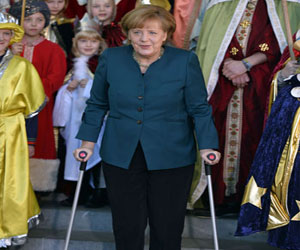   مصر اليوم - ميركل تسير على عكازين بعد حادث التزلج