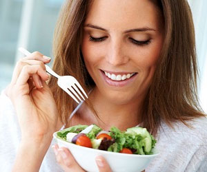   مصر اليوم - تناول الطعام ببطء يساعدك علي خفض وزنك