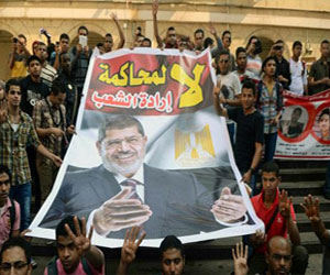   مصر اليوم - مظاهرة طلابيَّة لرفض محاكمة مرسي في جامعة سوهاج