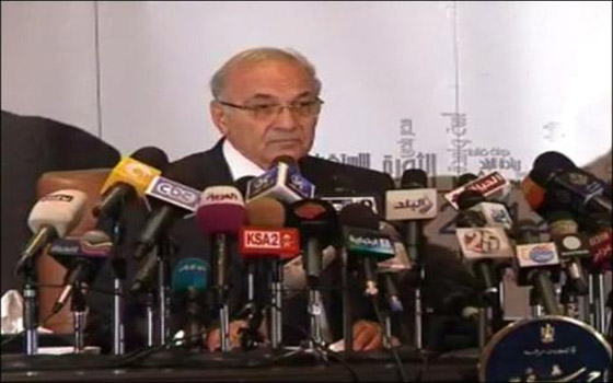   مصر اليوم - شفيق يؤكدّ أنه سيعود إلى مصر عند الاستفتاء على الدستور وسينتخب السيسي