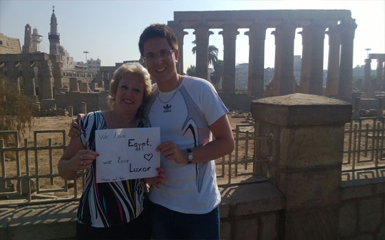   مصر اليوم - سائحان من التشيك يبعثان برسالة من سماء الأقصر زوروا مصر