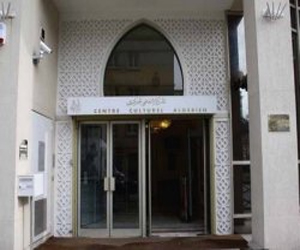   مصر اليوم - تكريم شكري مسلي في المركز الثقافي الجزائري في باريس