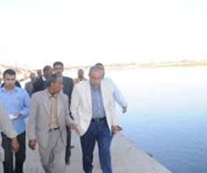   مصر اليوم - محافظ أسوان يتفقَّد المراسي السياحيَّة والطرق في إدفو