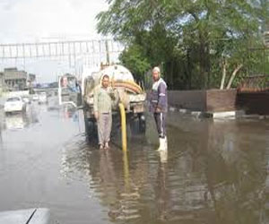   مصر اليوم - محافظ الجيزة يُكلّف هيئة النظافة برفع مياه الأمطار من الشوارع