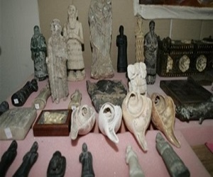   مصر اليوم - ضبط 14 تمثالا و56 حجرا وقطعة أثرية داخل سيارة في سوهاج