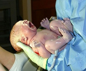   مصر اليوم - إمرأة تلد في دورة مياه في مطار هيثرو