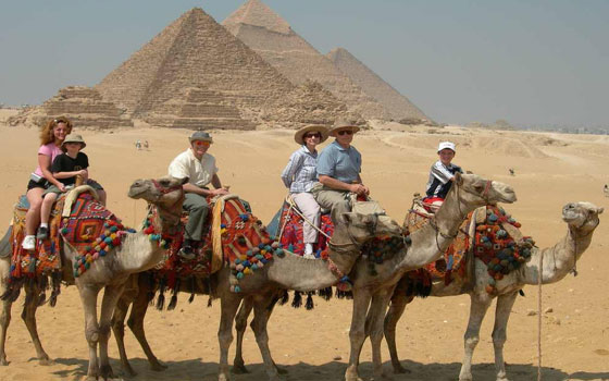   مصر اليوم - الرئيس الموقَّت يطالب زعزوع بتقديم أطروحات جديدة للنهوض بالسياحة