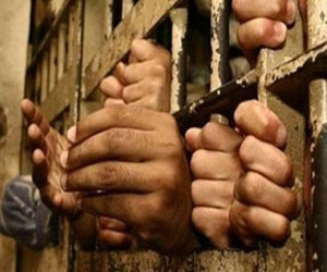 مصر اليوم - تجديّد حبس 5 إخوان بتهمّة ذبّح سائّق تاكسي المنصورّة