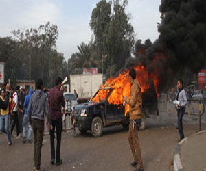   مصر اليوم - حرق سيارة للشرطة بالمولوتوف في الحرم الجامعي في الزقازيق أثناء فض مظاهرة للإخوان