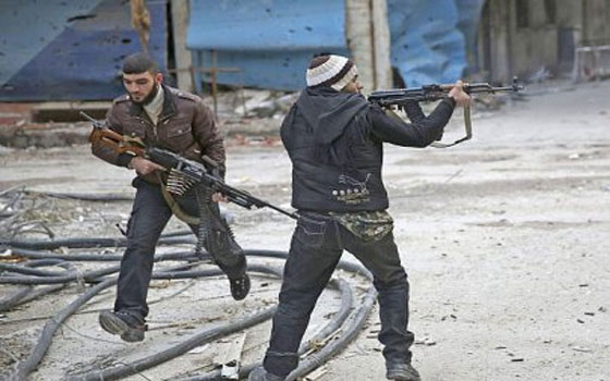   مصر اليوم - الكتائب تتجه إلى سراقب لمواجهة داعش ومقتل 62 في محاولة فك حصار حمص