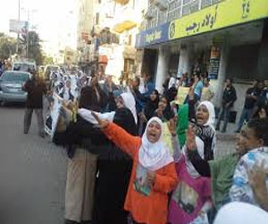 مصر اليوم - وقفة احتجاجيّة لـالإخوان في الأقصر للمطالبة بمقاطعة الدستور