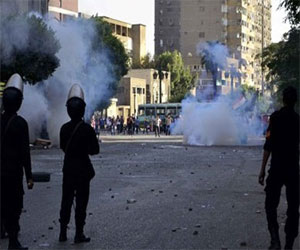   مصر اليوم - الأمن يطلق قنابل الغاز على مسيرة في العمرانية