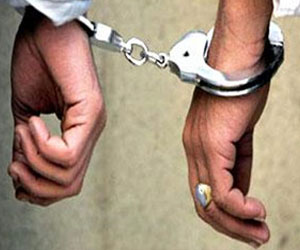 مصر اليوم - القبض على 4 أشخاص خارجين عن القانون في سوهاج