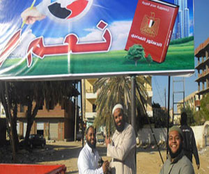   مصر اليوم - إحراق لافتات خاصة بحزب النور لدعمه للدستور في الوادي الجديد