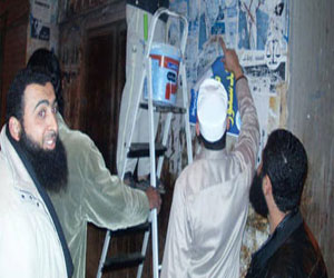 مصر اليوم - النور في دمياط يروج لنعم للدستور بملصقات بقرى المحافظة