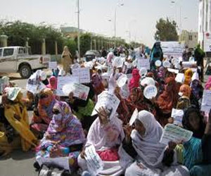   مصر اليوم - موريتانيات يتظاهرن في شمال البلاد نصرة للرسول الكريم