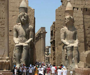   مصر اليوم - الأقصر تحتفل بفتح أبواب 9 معابد ومقابر فرعونية