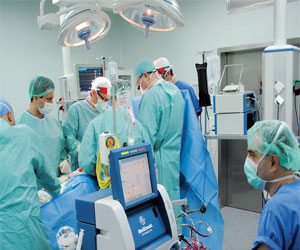   مصر اليوم - فريق طبي في مستشفى عيون جدة يجري 60 عمليّة جراحيّة تطوعيّة