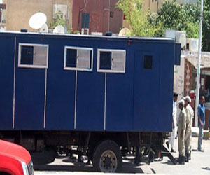   مصر اليوم - متهم يحاول الهروب من سيارة الشرطة في كفرالشيخ