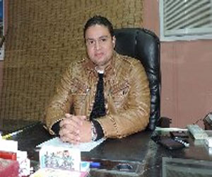 مصر اليوم - توقيف شخص يمزِّق لافتات الدُّستور في الغردقة