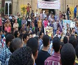   مصر اليوم - طلاب الإخوان في جامعة القاهرة يسرقون سلاحين وكاب من أفراد الشرطة