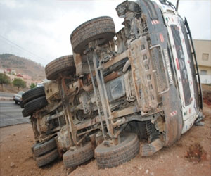   مصر اليوم - انقلاب شاحنة يؤدّي إلى مقّتل شقيّقيّن وسط سيناء
