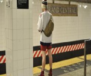   مصر اليوم - ركاب في ملابس داخلية في قطارات الانفاق من سيدني الى نيويورك