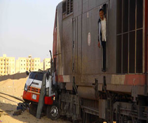 مصر اليوم - قطار يصطدم بسيارة أثناء عبورها مزلقان غير شرعي بالأقصر