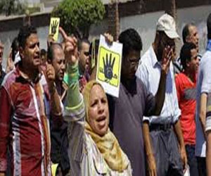 مصر اليوم - القبض على عنصر تحريضى يمزق لافتات تأييد الدستور في الغردقة