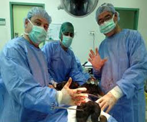   مصر اليوم - استخراج نصف كيلوغرام من الشعر من بطن طفلة