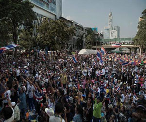   مصر اليوم - متظاهرو المعارضة التايلاندية يبدأون شل بانكوك