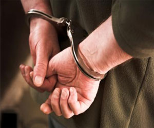 مصر اليوم - القبض على عنصر تحريضي يمزق لافتات تأييد الدستور في الغردقة