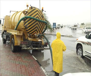   مصر اليوم - سحب 2 مليون جالون من مياه الأمطار في الريان