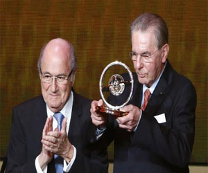   مصر اليوم - رونالدو ينتزع العرش من ميسي ويتوج رسميًا بالكرة الذهبية