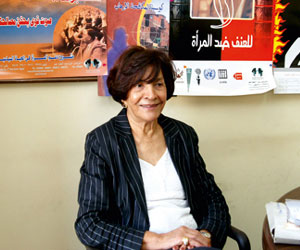 مصر اليوم - هدى بدران تقدم وثيقة نعم للدستور لمحافظ الدقهلية