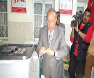 مصر اليوم - إقبالٌ جيّد على لجانِ الاستفتاءِ في أسوان