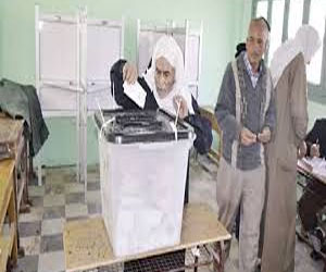 مصر اليوم - شرطي يساعد عجوزًا من أجل الإدلاء بصوته في سوهاج