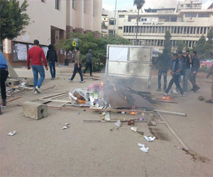 مصر اليوم - اشتباكات بين طلاب المنصورة وأمن الجامعة