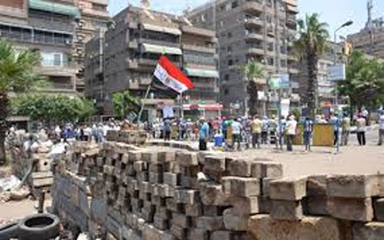   مصر اليوم - سُكان رابعّة  يتوافدون على لجّانِ التصويّت على الدستورِ نكايّة في الإخوان