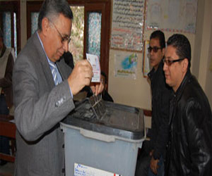 مصر اليوم - محافظ سوهاج يدلي بصوته بلجنة الوافدين